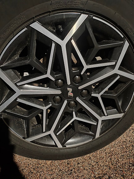 Hyundai Tucson (hybrid) hyvät vanteet erinomaisilla michelin renkailla