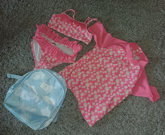 100cm bikinit, uv-paita ja reppu