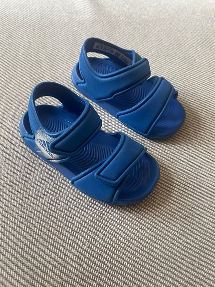 Käyttämättömät Adidas sandaalit 22