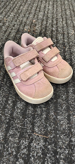 Myydään Adidaksen kengät koko22