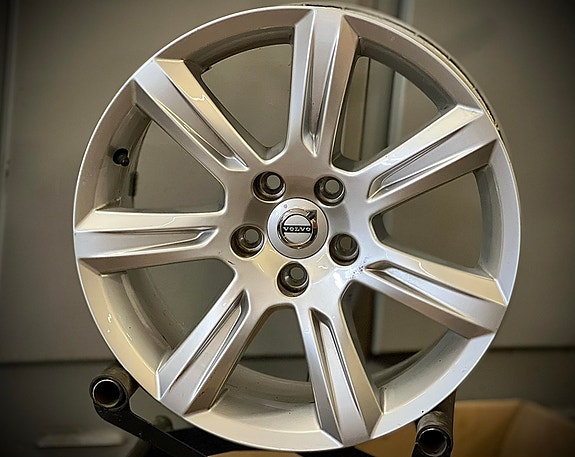 Kevytmetallivanteet Volvo Original 8xR17 5x108 / ET42-0 / 63.4