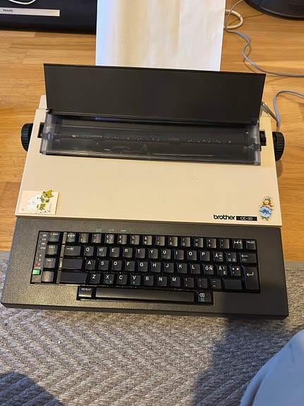💎 RETRO-LÖYTÖ: Brother CE-30 Kirjoituskone – Täydellinen setti kansineen!
