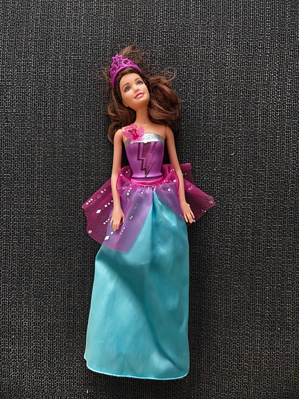 Barbie in Princess Power -elokuvan Corinne-nukke