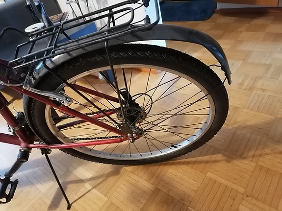 Myydään käytetty Kontio 26" polkupyörä punaisella teräsrungolla, 35 euroa.