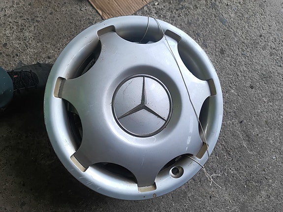 Mercedes-Benz pölykapseli hopea