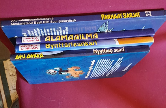 4 kovakantista aku-kirjaa Hinta yht.