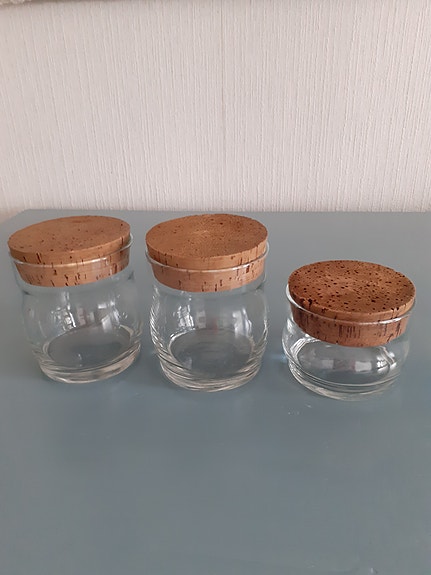 Vanhoja lasipurkkeja