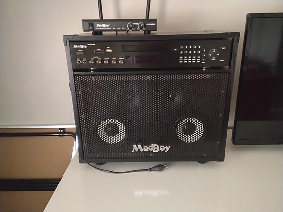 MadBoy karaokejärjestelmä kaiuttimella musta plus langattomat mikit.
