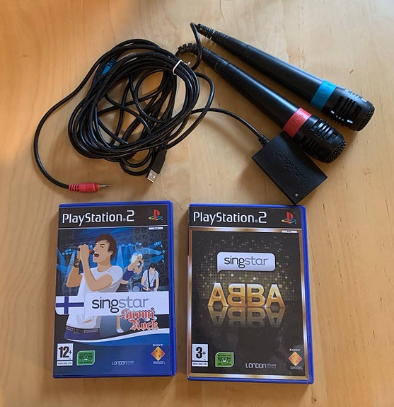 Singstar mikit (toimii playstation 2 ja 3) sekä kaksi singstar peliä