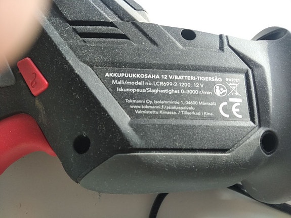 Akkupuukkosaha kahdella akulla