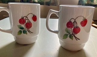 Myydään alkuperäiset Satulinna -mansikkamukit (Seija Kauhonen), 2 kpl yhteensä