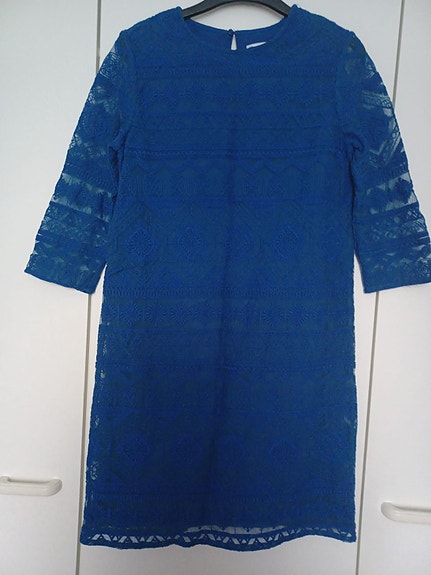 Sininen pitsinen mekko