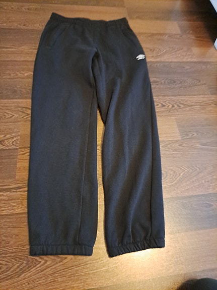 Mustat Umbro collegehousut 164cm