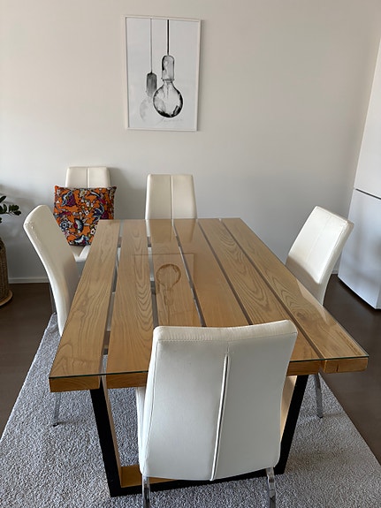 Valkoiset ruokapöydän tuolit