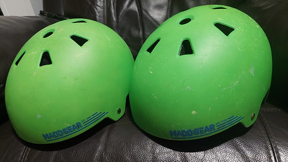 Lasten Madd Gear kypärät (2 kpl) XS/S 48–54 cm – hyvä kunto