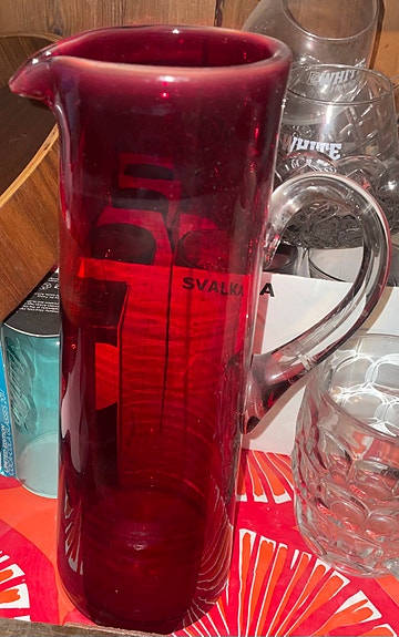 Vanha suomalainen punainen lasikannu ja 4x lasi muki