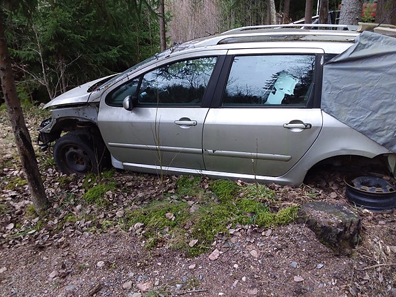 Peugeot 307 varaosia, tai myydään koko auto kerralla.