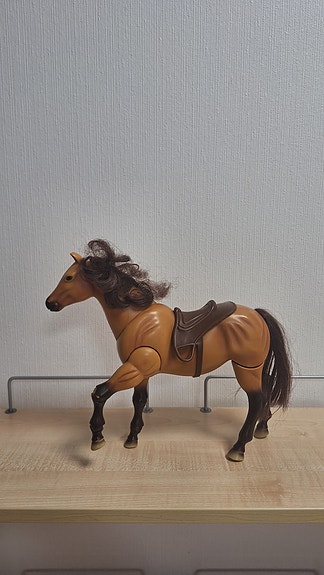 Barbie-nuken hevonen