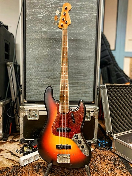 Käsintehty Jazz Bass custom-basso / huippuosilla