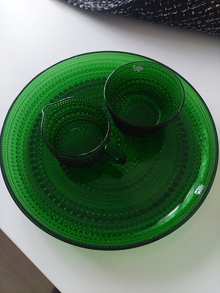 Kastehelmi lautanen, kermakko ja sokerikko