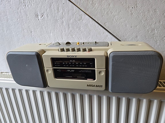 CFS-208 kannettava radio-kasettisoitin.