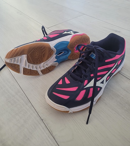 Naisten Mizuno sisäpelikengät koko 38 t.sin/pinkki