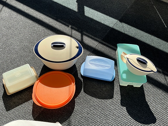 Tupperware tarjoilu ja säilytys astioita edullisesti, uutta vast. Yht 20€.