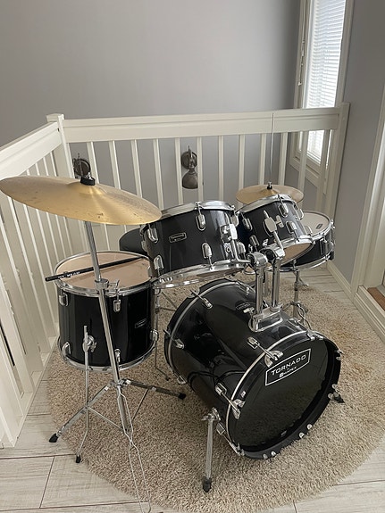Täysi rumpusetti (Mapex Tornado) + symbaalit ja telineet