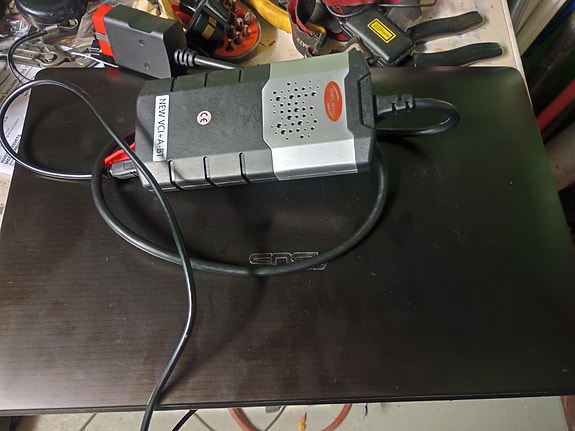 Asus läppäri+obd monimerkkitesteri