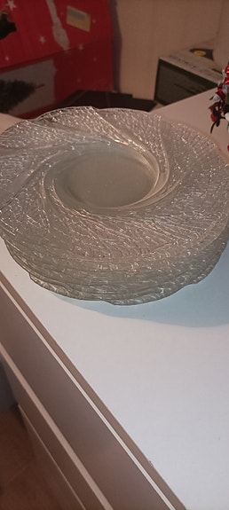 Lasiset lautaset tai alustat