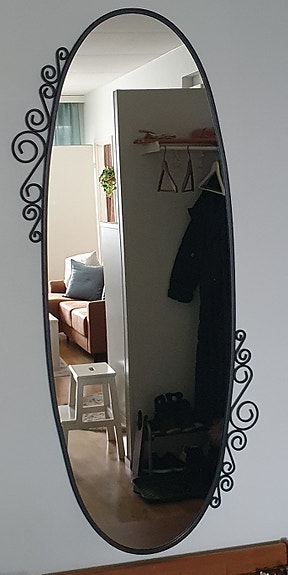 Metallikehyksinen soikea peili