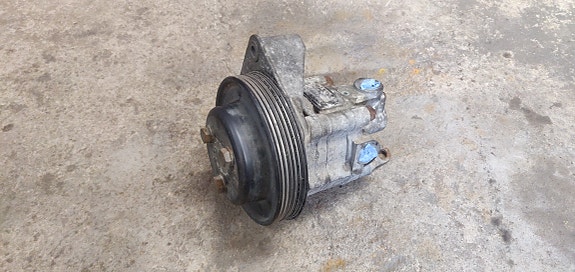 Bmw e34 525i ohjaustehostimen pumppu