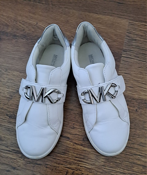 Michael Kors - Trendikkäät tennarit hopeisella MK-koristeella!