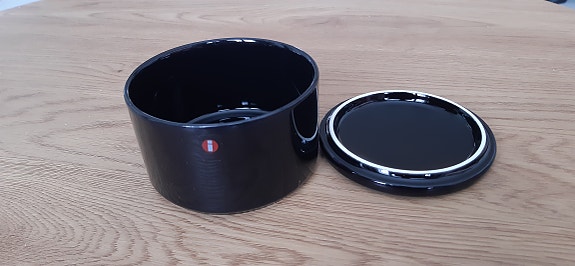 Iittala Purnukka purkki, musta. Halk. 10 cm, korkeus 7 cm. Tarra.