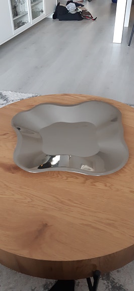 Iittala Alvar Aalto teräsvati, 504 mm, syvyys 30 mm.