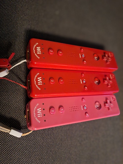 Nintendo Wii Motion Plus Remote -ohjain punainen ja vaaleanpunainen
