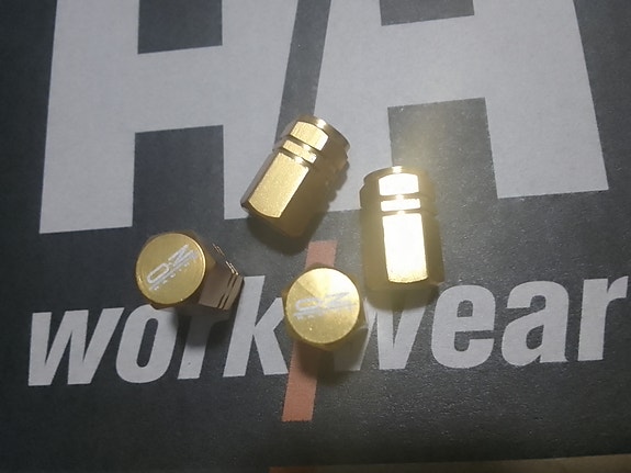 Oz Racing-venttiilinhatut kotiin postitettuna X76