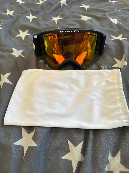Oakley laskettelulasit peililinssillä