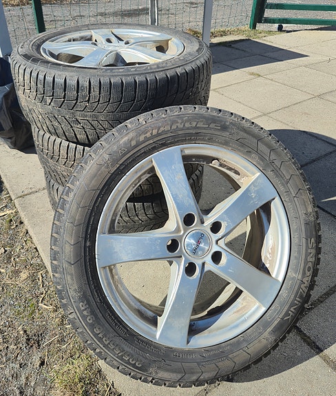 Talvirenkaat + aluvanteet 205/55 R16 94R hyvä kunto