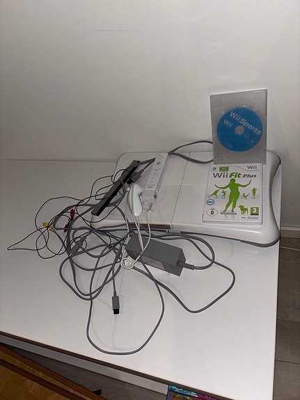 Nintendo Wii Fit -tasapainolauta ja Wii Fit Plus -peli