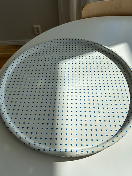 Pyöreä metallinen tarjotin