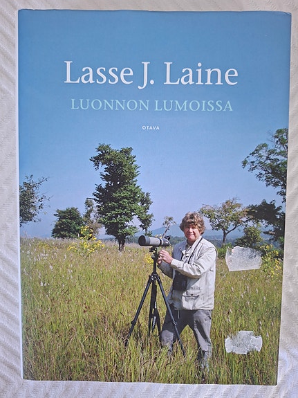 Lasse J. Laine Luonnon lumoissa kirja