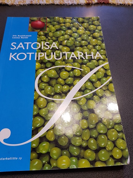Satoisa puutarha. Iris Kuokkanen ym.