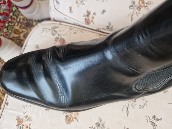 Jones mustat bootsit
