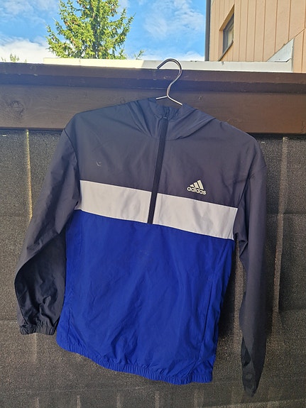Adidas tuulitakki 152