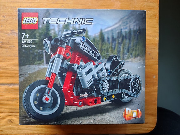 Avaamaton Lego Technic 2-in1-malli 42132