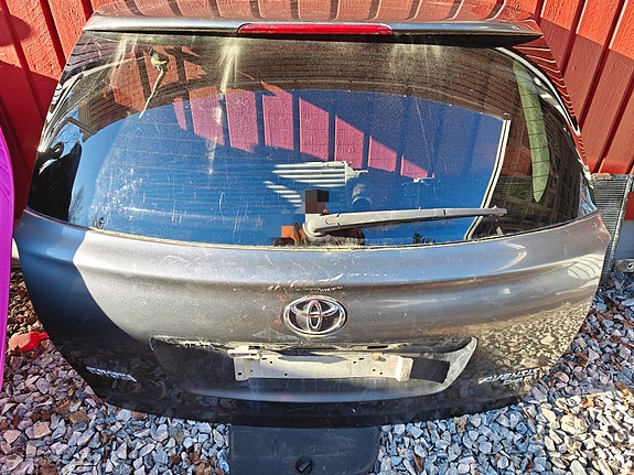 Avensis T25 farmarin takaluukku lasilla