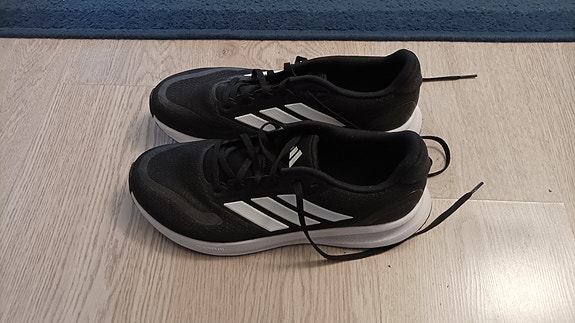 Adidas lenkkarit. Hyvin vähän käytetty. 42