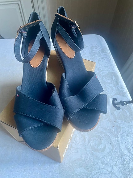 Tommy Hilfiger sandaalit koko 39 - käytetty kerran