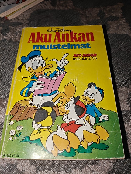 Walt Disney Aku Ankan muistelmät taskukirja